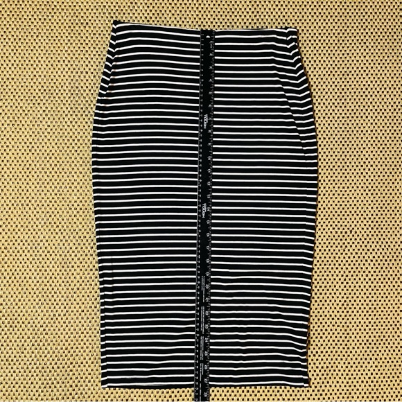 Striped Pencil Skirt Black White Old Navy Women’s Medium - Picture 6 of 6